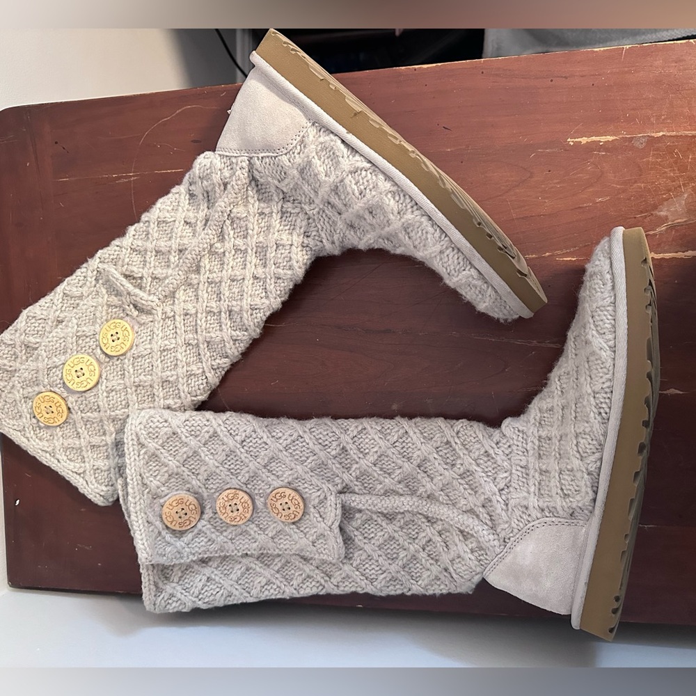 Ugg cardi boot creme like new in box women’s size 8